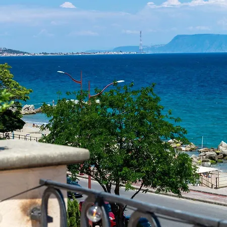 Apartment Terrazza Fronte Mare A Paradiso Messina